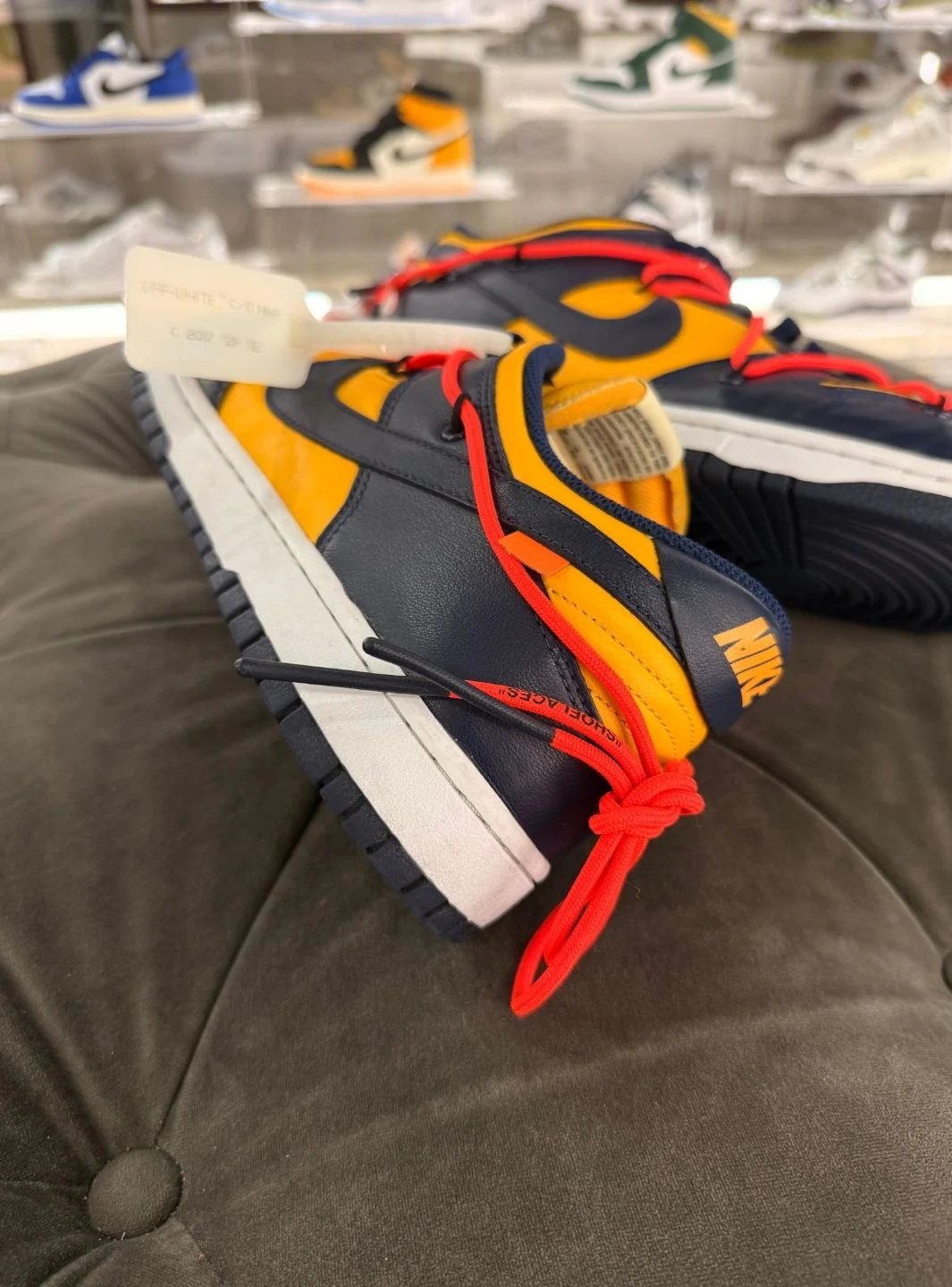 Nike Dunk Low Off-White University Gold Michigan - Usato 9.5/10 - Image 11