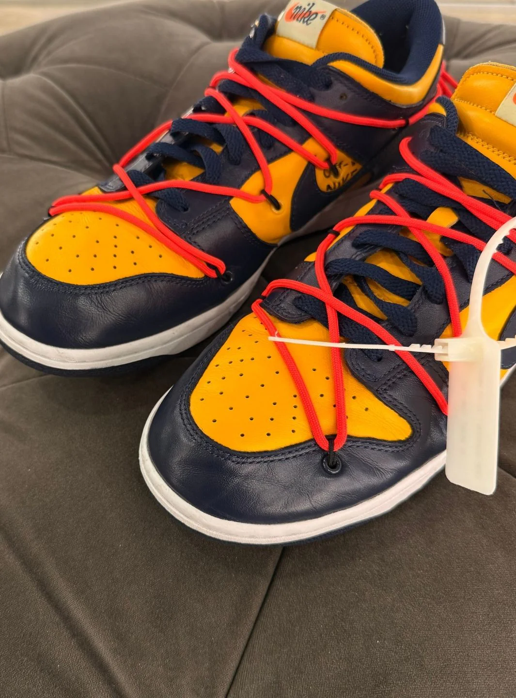 Nike Dunk Low Off-White University Gold Michigan - Usato 9.5/10 - Image 12