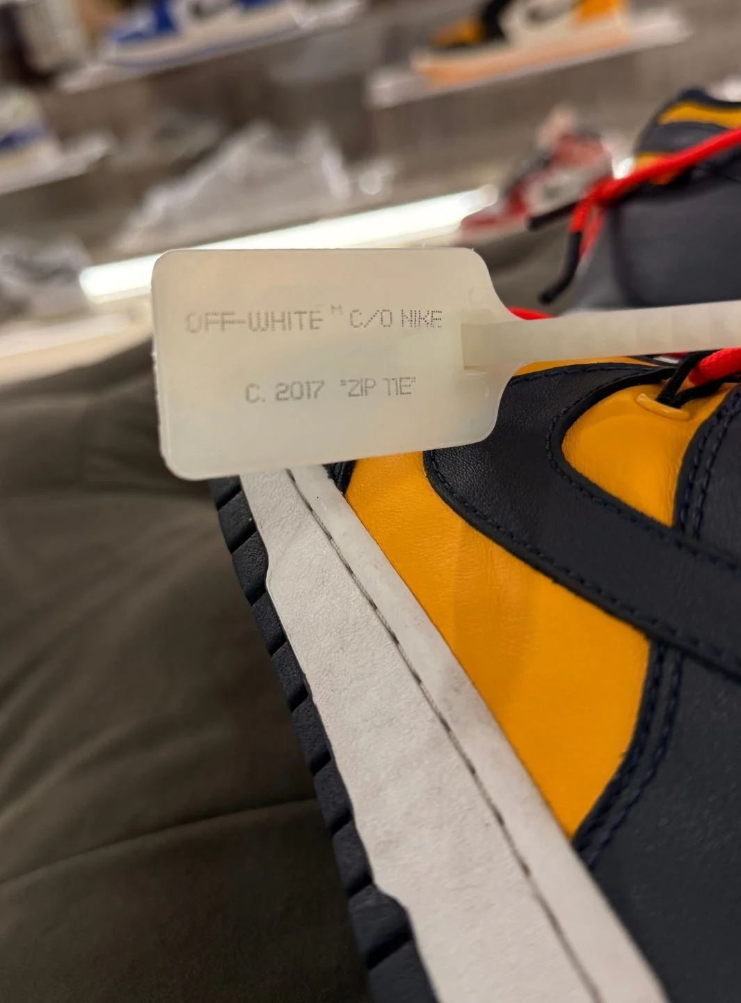 Nike Dunk Low Off-White University Gold Michigan - Usato 9.5/10 - Image 13