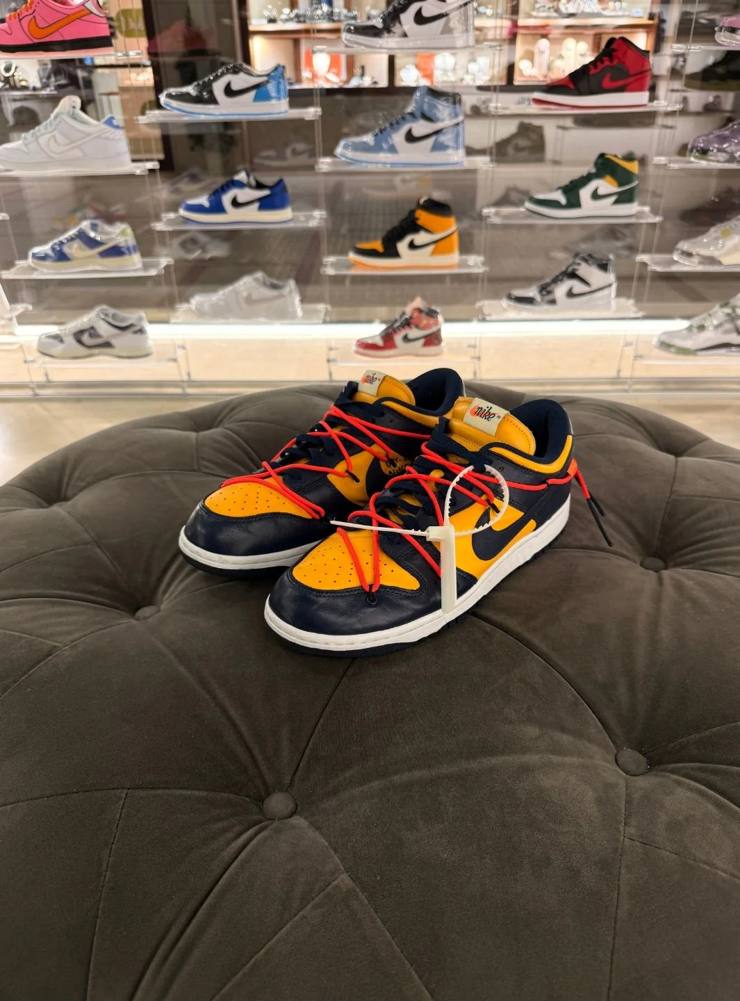 Nike Dunk Low Off-White University Gold Michigan - Usato 9.5/10 - Image 3
