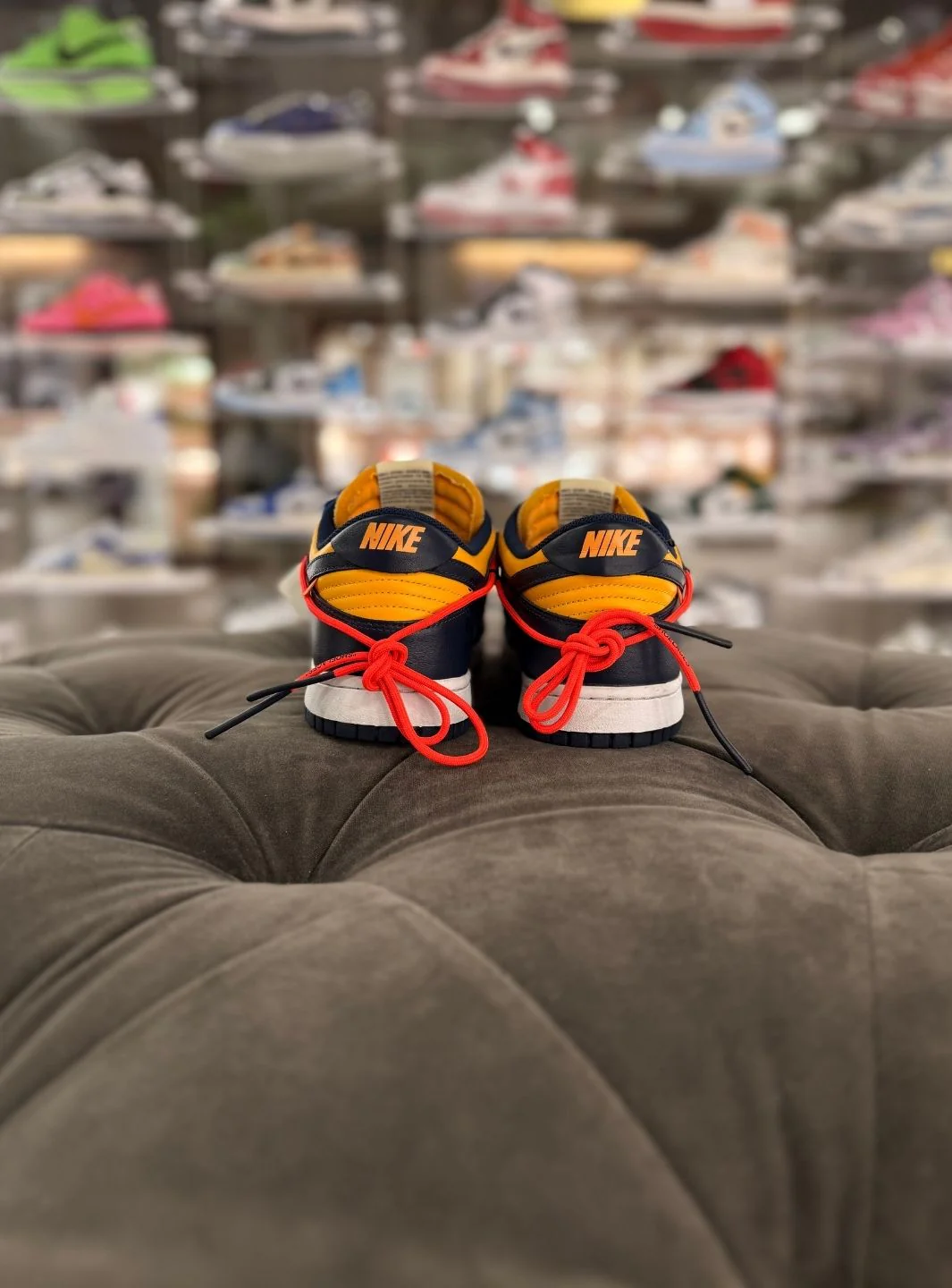 Nike Dunk Low Off-White University Gold Michigan - Usato 9.5/10 - Image 4