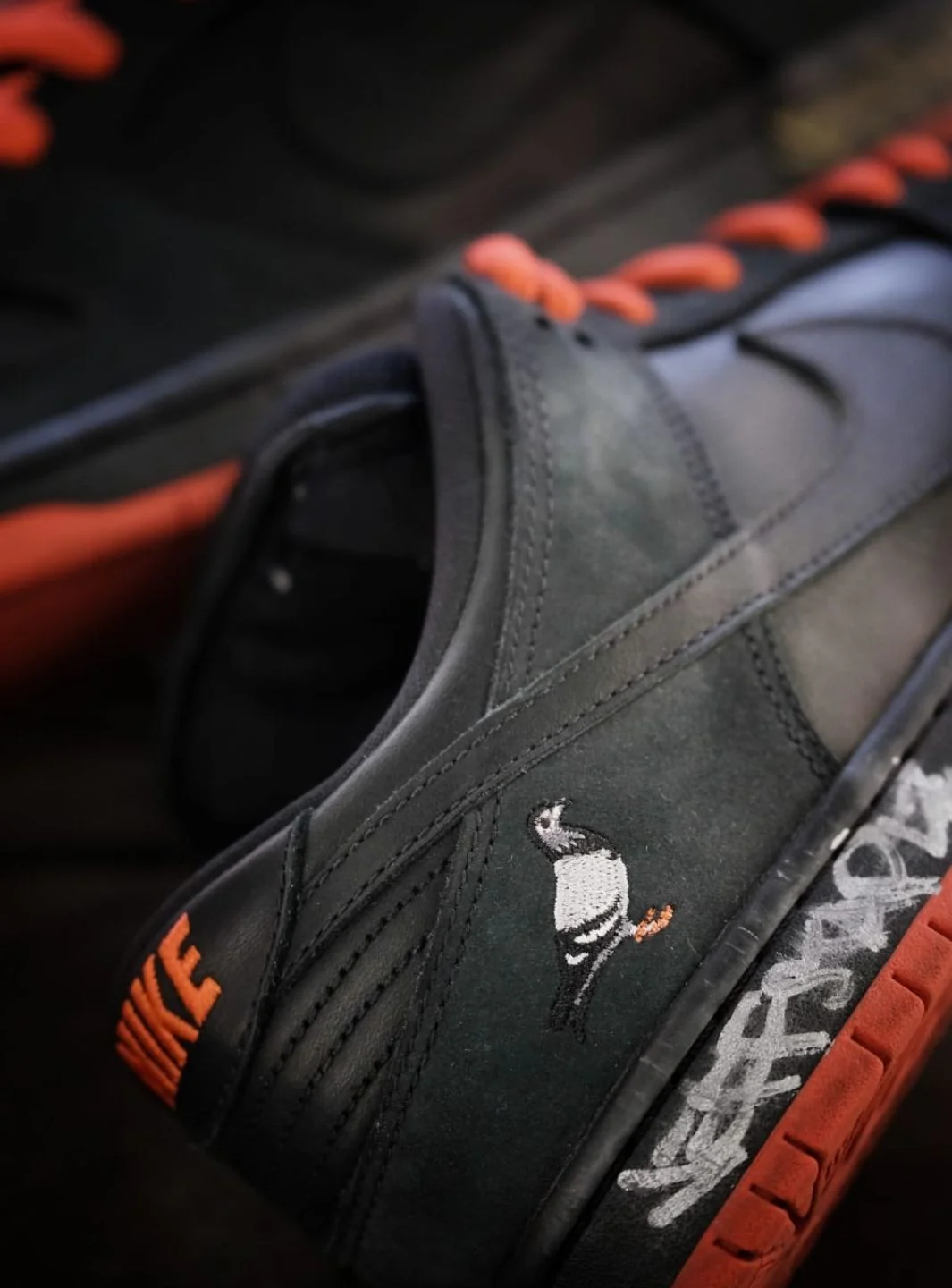Nike SB Dunk Low Black Pigeon Signed Jeff Staple - Usato 9/10 - Image 16
