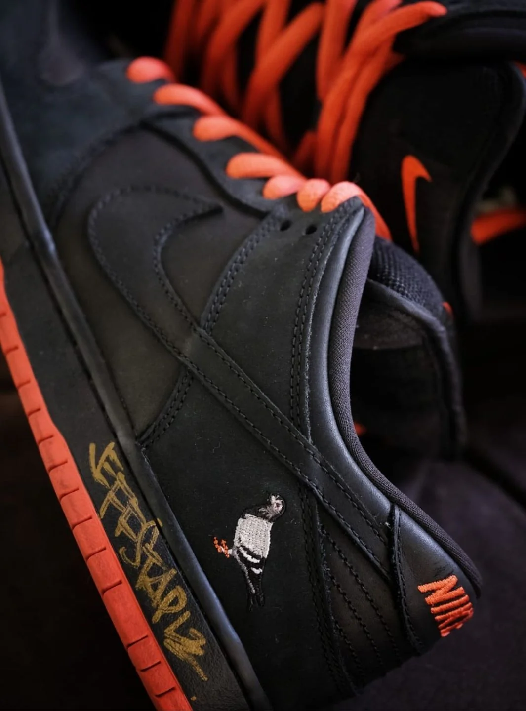 Nike SB Dunk Low Black Pigeon Signed Jeff Staple - Usato 9/10 - Image 17