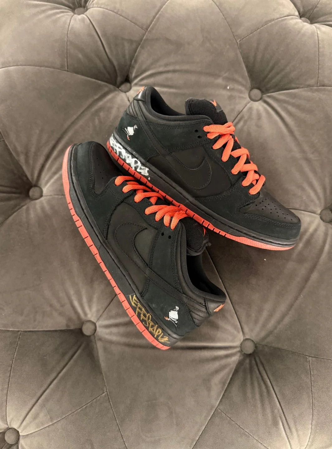 Nike SB Dunk Low Black Pigeon Signed Jeff Staple - Usato 9/10 - Image 2