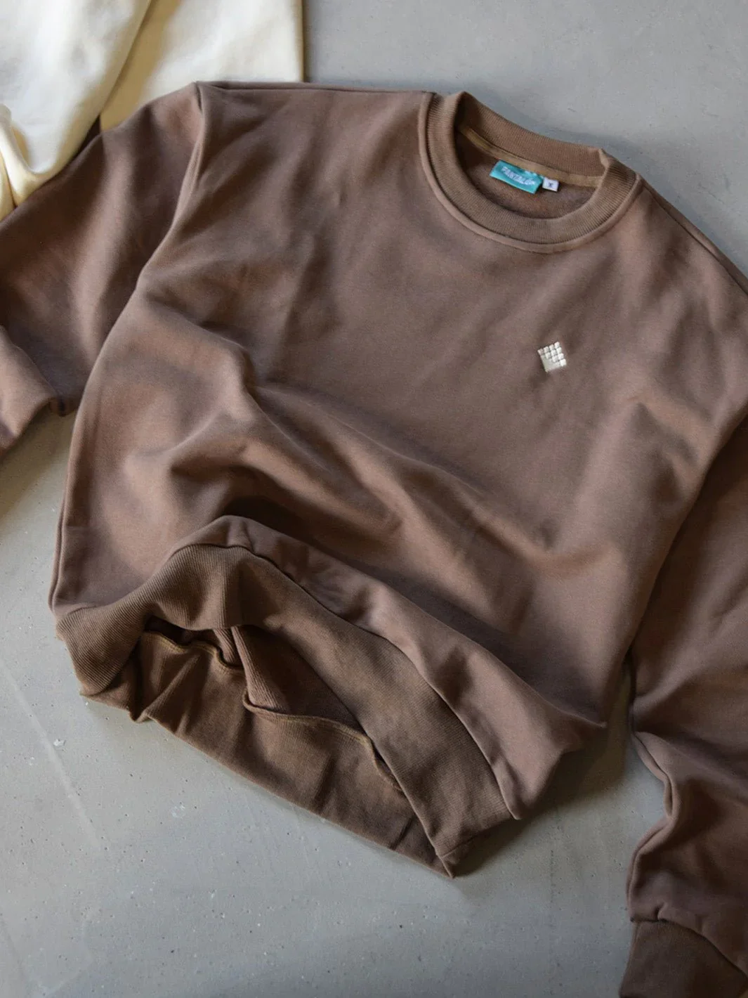 Pantalón Crewneck Taupe - Image 4